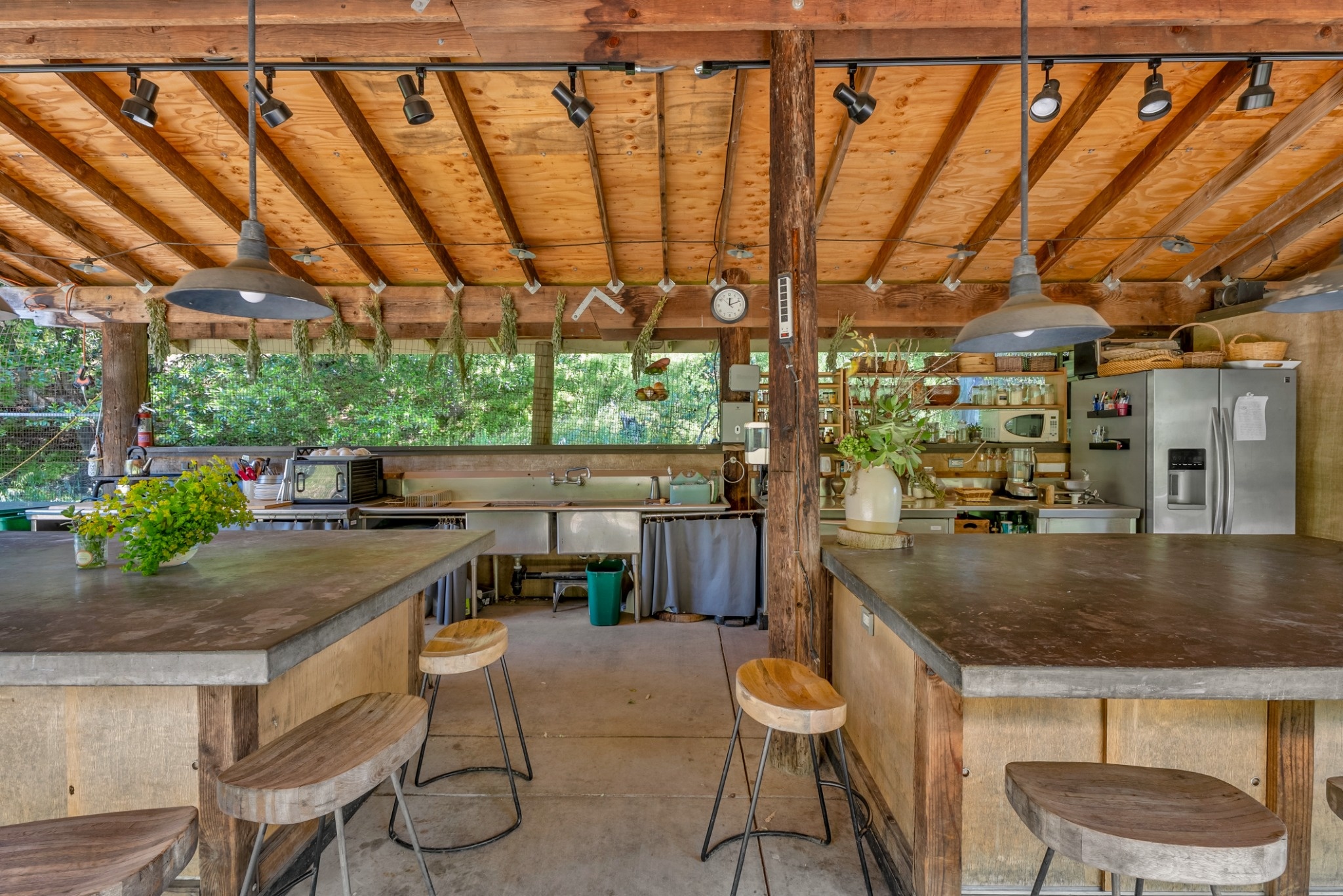 Outdoor Garden and Kitchen